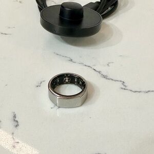 Oura Gen3 Heritage Silver US8 Set with Charger, no box